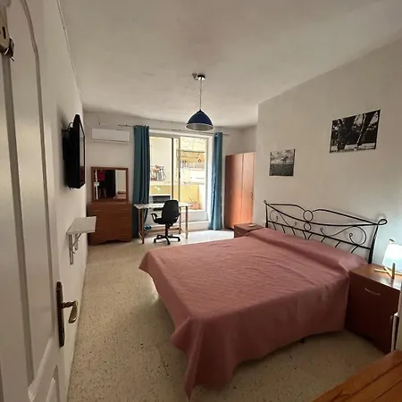 Homestay szállás Spacious Double With Balcony, Shared Bathroom *
