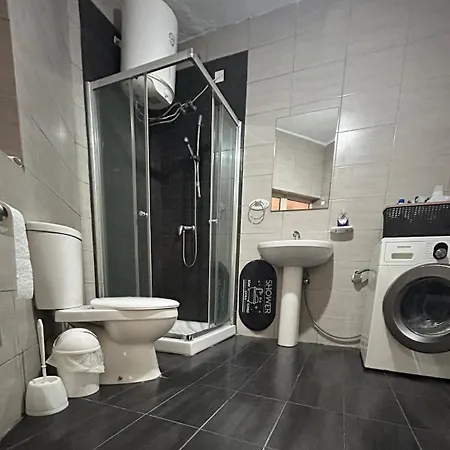 Homestay szállás Spacious Double With Balcony, Shared Bathroom *
